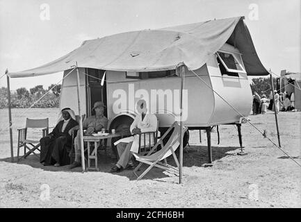 Originalunterschrift: Die Abteilung für Gesundheit Mobile Augenklinik. Betrieb in arabischen Dörfern des südlichen Landes N.E. von Gaza. Der Anhänger, der Schlafmöglichkeiten für zwei Krankenschwestern bietet - Ort: Israel--Nejd ca. 1939 Stockfoto