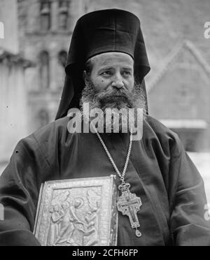 Middle East History - griechisch-orthodoxen Priester in St. Katharinen-Kloster im Sinai hält wertvolle Handschrift mit silbernem Einband aus ihrer Bibliothek Stockfoto