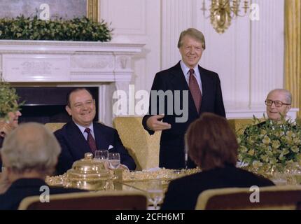 Jimmy Carter spricht bei einem Arbeitsessen mit dem französischen Premierminister Raymond Barre Ca. 09/15/1977 Stockfoto