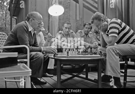 Menahem Begin und Zbigniew Brzezinski spielen Schach während des Camp David Summit. Ca. 09/09/1978 Stockfoto