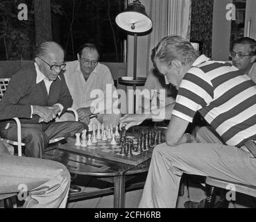 Menahem Begin und Zbigniew Brzezinski spielen Schach während des Camp David Summit. Ca. 09/09/1978 Stockfoto