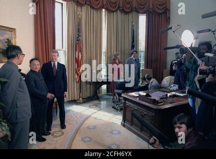 Deng Xiaoping und Jimmy Carter treffen die Presse im Oval Office. Ca. 01/29/1979 Stockfoto