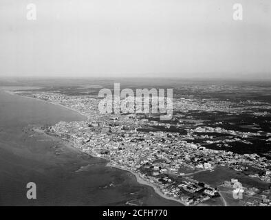 Middle East History - Blick aus der Luft auf Palästina. Jaffa Auji River und Levant Fair. Jaffa-Tel Aviv Shore Line. Blick N.E. zeigt Jaffa Vorgebirge in das Meer ragt Stockfoto