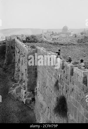 Bildunterschrift: Die Stadtmauer auf der Stadtmauer [Jerusalem]. Moschee von Omar [d. h. Kuppel des Felsens] von der Wand; [eine andere Ansicht von der Stadtmauer Spaziergang auf der Stadtmauer]. - Lage: Jerusalem ca. 1919-1923 Stockfoto