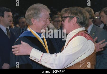 Jimmy Carter begrüßt seinen Bruder Billy Carter bei den Feierlichkeiten zur Eröffnung am Georgia Institute of Technology in Atlanta, Georgia. Ca. 20. Februar 1979 Stockfoto