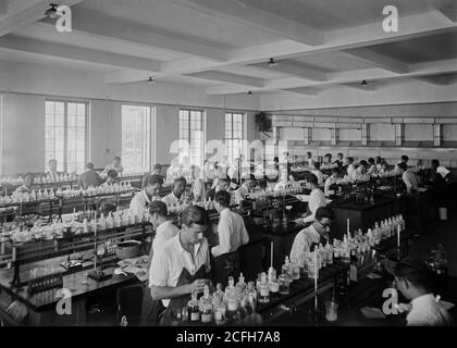 Originalunterschrift: American University. BEIRUT (A.U.B.). Klasse in Chemie, bldg. [D. h. Gebäude] Geschenk der Rockefeller Foundation - Ort: Libanon--Beirut ca. 1920 Stockfoto