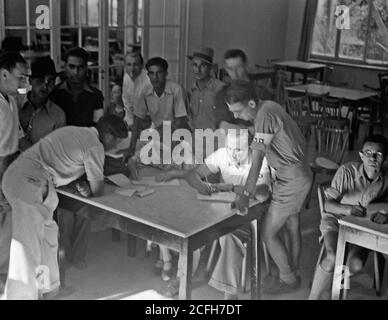 'Mittlere Ostgeschichte - jüdische Protestdemonstrationen gegen Palästina Weißbuch Mai 18 1939. Junge Männer, die [Jerusalem] abonnieren oder sich „anmelden“ Stockfoto