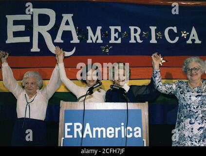 Rosalynn Carter und Betty Ford bei einer Rallye für DIE ÄRA Ca. 19. November 1977 Stockfoto