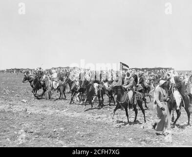 Geschichte des Nahen Ostens - Prinz Emir Sauds Besuch in Emir Abdullah in Amman Transjordan. Ankunft der Emire Saoud & Abdullah mit berittenen Beduinen Stockfoto