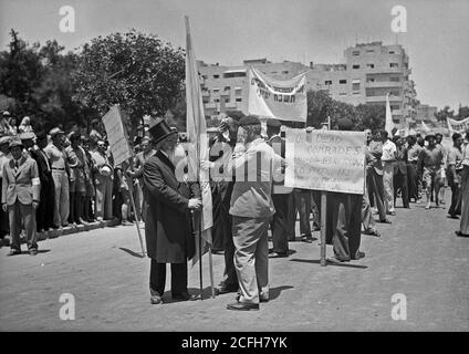 Geschichte des Nahen Ostens - jüdische Protestdemonstrationen gegen Palästina Weißbuch Mai 18 1939. Große Kriegslegionäre mit ihrem Veteran Kaplan Paradieren auf König George Ave. Tragen entsprechende Slogans [Jerusalem] Stockfoto