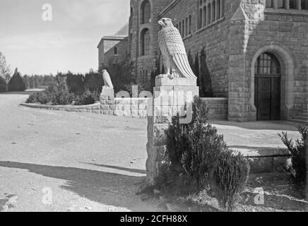 Originalunterschrift: Das Regierungsgebäude am Olivet. Statuen von Adlern. - Lage: Jerusalem ca. 1917 Stockfoto