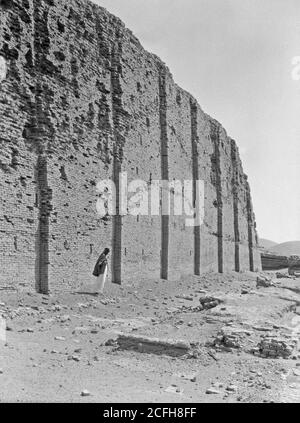 Originalunterschrift: Irak. Ur. (So genannt der Chaldäer). Westliche Mauer des Ziggurat - Lage: Irak--Ur (ausgestorbene Stadt) ca. 1932 Stockfoto