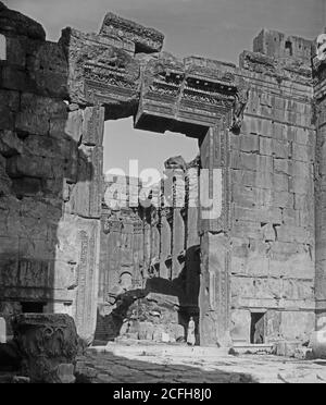 Bildunterschrift: Blick in den Tempel von Bacchus mit Eingang Baalbek - Ort: Libanon--BaÊ»labakk ca. 1898-1914 Stockfoto