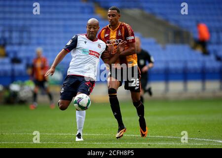 BOLTON, ENGLAND. 5. SEPTEMBER 2020 Boltons Alex tauft Kämpfe mit Bradfords Kurtis Gurthie während des Carabao Cup 1. Runde Match zwischen Bolton Wanderers und Bradford City im Macron Stadium, Bolton. (Kredit: Chris Donnelly, MI News) Kredit: MI Nachrichten & Sport /Alamy Live Nachrichten Stockfoto