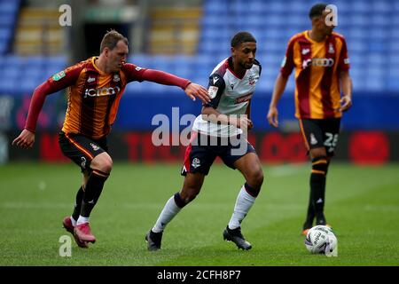 BOLTON, ENGLAND. 5. SEPTEMBER 2020 Bradfords Callum Cooke kämpft mit Boltons Alex taufen während des Carabao Cup 1. Runde Match zwischen Bolton Wanderers und Bradford City im Macron Stadium, Bolton. (Kredit: Chris Donnelly, MI News) Kredit: MI Nachrichten & Sport /Alamy Live Nachrichten Stockfoto