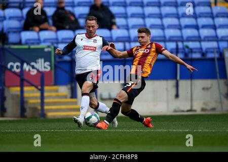 BOLTON, ENGLAND. 5. SEPTEMBER 2020 Boltons Gethin Jones kämpft mit Bradfords Connor Wood während des Carabao Cup 1. Runde Match zwischen Bolton Wanderers und Bradford City im Macron Stadium, Bolton. (Kredit: Chris Donnelly, MI News) Kredit: MI Nachrichten & Sport /Alamy Live Nachrichten Stockfoto