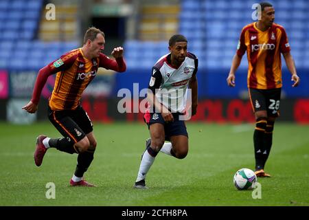 BOLTON, ENGLAND. 5. SEPTEMBER 2020 Bradfords Callum Cooke kämpft mit Boltons Alex taufen während des Carabao Cup 1. Runde Match zwischen Bolton Wanderers und Bradford City im Macron Stadium, Bolton. (Kredit: Chris Donnelly, MI News) Kredit: MI Nachrichten & Sport /Alamy Live Nachrichten Stockfoto