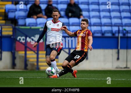 BOLTON, ENGLAND. 5. SEPTEMBER 2020 Boltons Gethin Jones kämpft mit Bradfords Connor Wood während des Carabao Cup 1. Runde Match zwischen Bolton Wanderers und Bradford City im Macron Stadium, Bolton. (Kredit: Chris Donnelly, MI News) Kredit: MI Nachrichten & Sport /Alamy Live Nachrichten Stockfoto