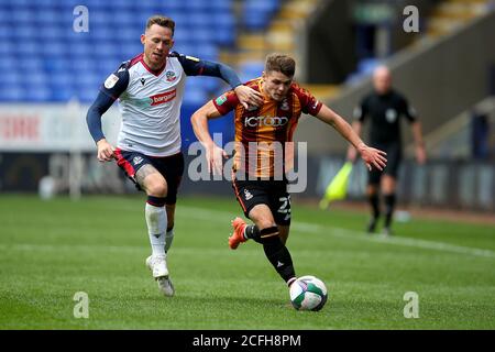 BOLTON, ENGLAND. 5. SEPTEMBER 2020 Bradfords Jorge Sikora kämpft mit Boltons George Taft während des Carabao Cup 1. Runde Match zwischen Bolton Wanderers und Bradford City im Macron Stadium, Bolton. (Kredit: Chris Donnelly, MI News) Kredit: MI Nachrichten & Sport /Alamy Live Nachrichten Stockfoto