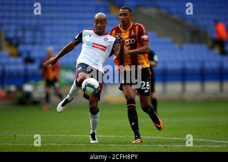 BOLTON, ENGLAND. 5. SEPTEMBER 2020 Boltons Alex tauft Kämpfe mit Bradfords Kurtis Gurthie während des Carabao Cup 1. Runde Match zwischen Bolton Wanderers und Bradford City im Macron Stadium, Bolton. (Kredit: Chris Donnelly, MI News) Kredit: MI Nachrichten & Sport /Alamy Live Nachrichten Stockfoto