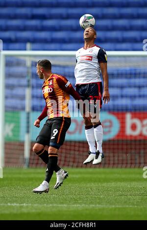 BOLTON, ENGLAND. 5. SEPTEMBER 2020 Bradfords Lee Novak kollidiert mit Boltons Alex baptize während des Carabao Cup 1. Runde Match zwischen Bolton Wanderers und Bradford City im Macron Stadium, Bolton. (Kredit: Chris Donnelly, MI News) Kredit: MI Nachrichten & Sport /Alamy Live Nachrichten Stockfoto