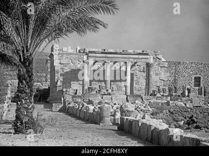 Originalunterschrift: Nordansichten. Kapernaum. Tell Hum. Die restaurierte Synagoge - Ort: Israel--Kapernaum (ausgestorbene Stadt) ca. 1920 Stockfoto