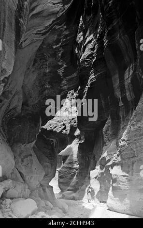 Bildunterschrift: Petra (Wadi Musa). In es-Siq. Zeigt überhängende Klippen mit Sonnenlicht, das durch den Graben filtert - Ort: Petra Jordan Ca. 1920 Stockfoto