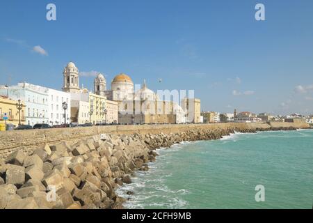 Cadiz, die älteste kontinuierlich bewohnte Städte in Westeuropa, hat eine schöne Küste, die im Sommer überfüllt werden, weil Sonne und Wasser warm sind. Stockfoto