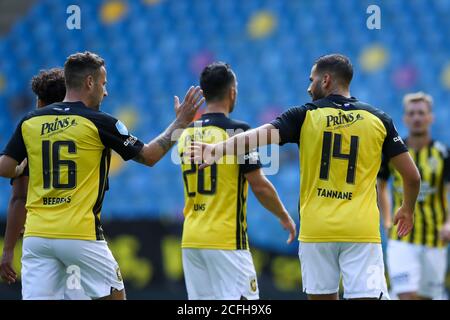 ARNHEM, NIEDERLANDE - 5. SEPTEMBER: Roy Beerens von Vitesse, Oussama Tannane von Vitesse feiern das erste Tor ihrer Mannschaft vor dem Freundschaftsspiel zwischen Vitesse und SV Darmstadt 98 am 5. September 2020 in Arnhem, Niederlande. *** Lokale Bildunterschrift *** Roy Beerens, Oussama Tannane Stockfoto