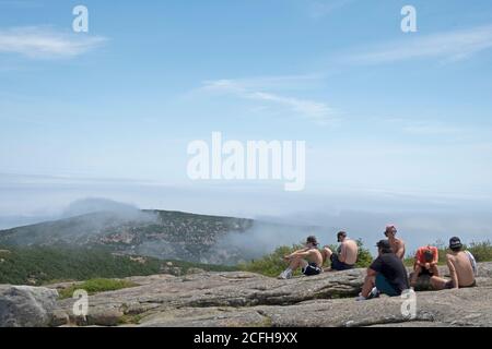 Wanderer auf dem Gipfel des Beech Mountain Trail, Acadia National Park, Maine Stockfoto