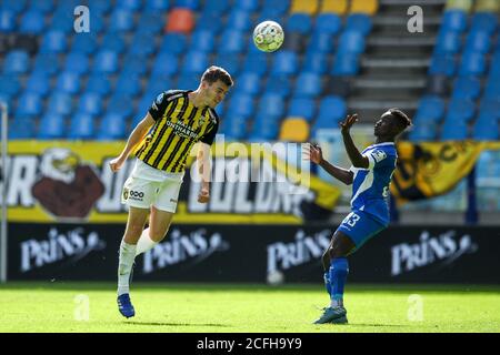 ARNHEM, NIEDERLANDE - 5. SEPTEMBER: Jacob Rasmussen von Vitesse, Braydon Manu vom SV Darmstadt 98 vor dem Freundschaftsspiel zwischen Vitesse und SV Darmstadt 98 am 5. September 2020 in Arnhem, Niederlande. *** Ortsüberschrift *** Jacob Rasmussen, Braydon Manu Stockfoto