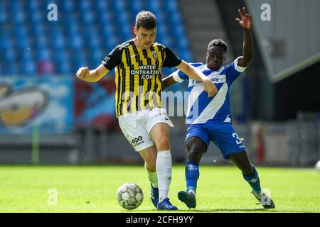 ARNHEM, NIEDERLANDE - 5. SEPTEMBER: Jacob Rasmussen von Vitesse, Braydon Manu vom SV Darmstadt 98 vor dem Freundschaftsspiel zwischen Vitesse und SV Darmstadt 98 am 5. September 2020 in Arnhem, Niederlande. *** Ortsüberschrift *** Jacob Rasmussen, Braydon Manu Stockfoto