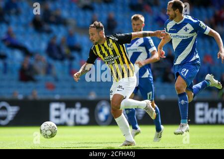 ARNHEM, NIEDERLANDE - 5. SEPTEMBER: Roy Beerens von Vitesse, Immanuel Hohn vom SV Darmstadt 98 vor dem Freundschaftsspiel zwischen Vitesse und SV Darmstadt 98 am 5. September 2020 in Arnhem, Niederlande. *** Ortsüberschrift *** Roy Beerens, Immanuel Hohn Stockfoto