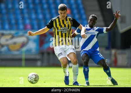 ARNHEM, NIEDERLANDE - 5. SEPTEMBER: Jacob Rasmussen von Vitesse, Braydon Manu vom SV Darmstadt 98 vor dem Freundschaftsspiel zwischen Vitesse und SV Darmstadt 98 am 5. September 2020 in Arnhem, Niederlande. *** Ortsüberschrift *** Jacob Rasmussen, Braydon Manu Stockfoto