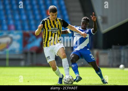 ARNHEM, NIEDERLANDE - 5. SEPTEMBER: Jacob Rasmussen von Vitesse, Braydon Manu vom SV Darmstadt 98 vor dem Freundschaftsspiel zwischen Vitesse und SV Darmstadt 98 am 5. September 2020 in Arnhem, Niederlande. *** Ortsüberschrift *** Jacob Rasmussen, Braydon Manu Stockfoto