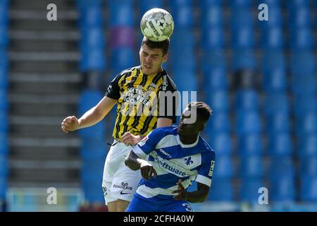 ARNHEM, NIEDERLANDE - 5. SEPTEMBER: Jacob Rasmussen von Vitesse, Braydon Manu vom SV Darmstadt 98 vor dem Freundschaftsspiel zwischen Vitesse und SV Darmstadt 98 am 5. September 2020 in Arnhem, Niederlande. *** Ortsüberschrift *** Jacob Rasmussen, Braydon Manu Stockfoto