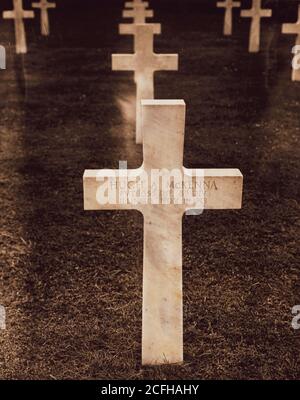 In Belleau Wood Friedhof, Frankreich, markiert Marmorkreuz Grab des letzten amerikanischen in Aktion getötet - Hugh McKenna, getötet Waffenstillstandstag. Foto zeigt Grab auf dem Aisne-Marne American Cemetery, Belleau, Frankreich, des privaten Hugh A. McKenna der 355. Infanterie, 89. Division, getötet am 11. November 1918. Stockfoto