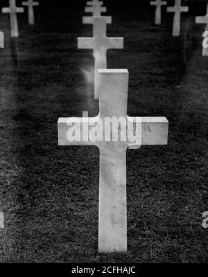 In Belleau Wood Friedhof, Frankreich, markiert Marmorkreuz Grab des letzten amerikanischen in Aktion getötet - Hugh McKenna, getötet Waffenstillstandstag. Foto zeigt Grab auf dem Aisne-Marne American Cemetery, Belleau, Frankreich, des privaten Hugh A. McKenna der 355. Infanterie, 89. Division, getötet am 11. November 1918. Stockfoto