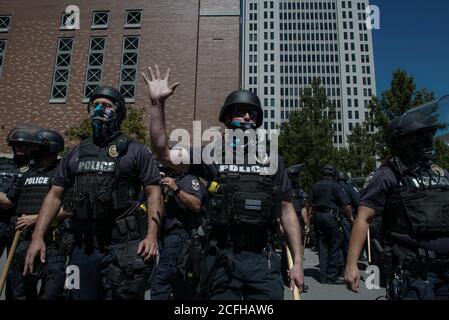 Louisville, Kentucky, USA. September 2020. Louisville Polizei räumen die Straßen in der Innenstadt von Louisville während der während der Kentucky Derby Pferderennen. Mehrere Fraktionen rechtsextremen Aktivisten organisierten eine Demonstration als Reaktion auf lokale schwarze Milizen, die Gerechtigkeit für das Töten von Breonna Taylor fordern. Es gab über 100 Tage Proteste in der Gegend von Louisville, da die Vereinigten Staaten weiterhin mit der Kreuzung von Rassismus und Polizeidurchsetzung zu kämpfen haben. Quelle: Eli Hiller/ZUMA Wire/Alamy Live News Stockfoto