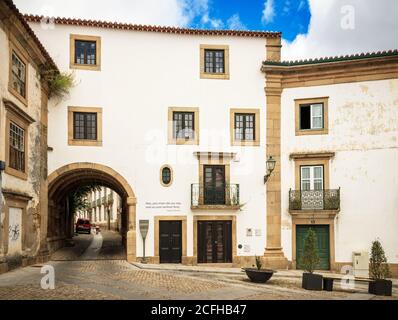 Castelo Branco, Portugal - 11. Juni 2020: Blick auf die Fassade der Casa do Arco do Bispo in der Stadt Castelo Branco in Portugal, von Praça de Camões. Stockfoto