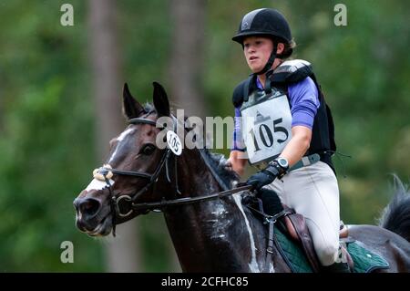 Raeford, North Carolina, USA. September 2020. 5. September 2020 - Raeford, North Carolina, USA - JESSIE SCHWARTZ fährt mit WHF Kitaro im Langlauf bei den Five Points Horse Trials, 5. September 2020 im Carolina Horse Park in Raeford, N.C. Die Pferdeprüfung besteht aus drei verschiedenen Prüfungen - Dressur, Cross-Country und Springreiten, die in der Regel an einem oder zwei Tagen. Die Teilnehmer müssen während jeder Veranstaltung das gleiche Pferd reiten. Die Five Points Horse Trials ziehen Reiter und ihre Pferde aus dem Osten der Vereinigten Staaten an. Quelle: Timothy L. Hale/ZUMA Wire/Alamy Live News Stockfoto