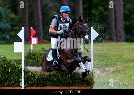 Raeford, North Carolina, USA. September 2020. 5. September 2020 - Raeford, North Carolina, USA - FAUDREE Reiten FRH Ramona tritt im Cross-Country bei den Five Points Horse Trials, 5. September 2020 im Carolina Horse Park in Raeford, N.C. Die Pferdeprüfung besteht aus drei verschiedenen Prüfungen - Dressur, Cross-Country und Springreiten, die in der Regel an einem oder zwei Tagen. Die Teilnehmer müssen während jeder Veranstaltung das gleiche Pferd reiten. Die Five Points Horse Trials ziehen Reiter und ihre Pferde aus dem Osten der Vereinigten Staaten an. Quelle: Timothy L. Hale/ZUMA Wire/Alamy Live News Stockfoto