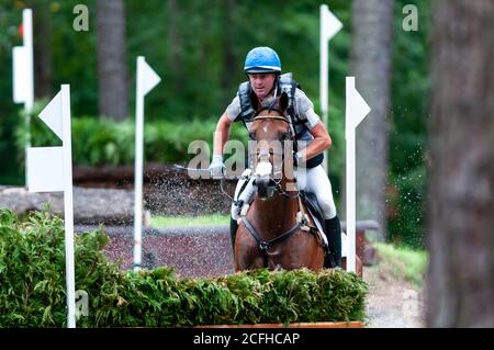 Raeford, North Carolina, USA. September 2020. 5. September 2020 - Raeford, North Carolina, USA - WIRD FAUDREE Reiten Pleasant Humphrey konkurriert im Langlauf bei den Five Points Horse Trials, 5. September 2020 im Carolina Horse Park in Raeford, N.C. Die Pferdeprüfung besteht aus drei verschiedenen Prüfungen - Dressur, Cross-Country und Springreiten, die in der Regel an einem oder zwei Tagen. Die Teilnehmer müssen während jeder Veranstaltung das gleiche Pferd reiten. Die Five Points Horse Trials ziehen Reiter und ihre Pferde aus dem Osten der Vereinigten Staaten an. Quelle: Timothy L. Hale/ZUMA Wire/Alamy Live News Stockfoto