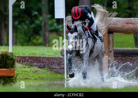 Raeford, North Carolina, USA. September 2020. 5. September 2020 - Raeford, North Carolina, USA - ANDI LAWRENCE reitet Cooley Northern Mist kommt aus ihren Steigbügeln, erholt sich aber während des Langlaufens bei den Five Points Horse Trials, 5. September 2020 im Carolina Horse Park in Raeford, N.C. Die Pferdeprüfung besteht aus drei verschiedenen Prüfungen - Dressur, Cross-Country und Springreiten, die in der Regel an einem oder zwei Tagen. Die Teilnehmer müssen während jeder Veranstaltung das gleiche Pferd reiten. Die Five Points Horse Trials ziehen Reiter und ihre Pferde aus dem Osten der Vereinigten Staaten an. (Kredit Stockfoto