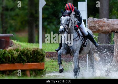 Raeford, North Carolina, USA. September 2020. 5. September 2020 - Raeford, North Carolina, USA - ANDI LAWRENCE reitet Cooley Northern Mist kommt aus ihren Steigbügeln, erholt sich aber während des Langlaufens bei den Five Points Horse Trials, 5. September 2020 im Carolina Horse Park in Raeford, N.C. Die Pferdeprüfung besteht aus drei verschiedenen Prüfungen - Dressur, Cross-Country und Springreiten, die in der Regel an einem oder zwei Tagen. Die Teilnehmer müssen während jeder Veranstaltung das gleiche Pferd reiten. Die Five Points Horse Trials ziehen Reiter und ihre Pferde aus dem Osten der Vereinigten Staaten an. (Kredit Stockfoto