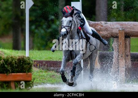 Raeford, North Carolina, USA. September 2020. 5. September 2020 - Raeford, North Carolina, USA - ANDI LAWRENCE reitet Cooley Northern Mist kommt aus ihren Steigbügeln, erholt sich aber während des Langlaufens bei den Five Points Horse Trials, 5. September 2020 im Carolina Horse Park in Raeford, N.C. Die Pferdeprüfung besteht aus drei verschiedenen Prüfungen - Dressur, Cross-Country und Springreiten, die in der Regel an einem oder zwei Tagen. Die Teilnehmer müssen während jeder Veranstaltung das gleiche Pferd reiten. Die Five Points Horse Trials ziehen Reiter und ihre Pferde aus dem Osten der Vereinigten Staaten an. (Kredit Stockfoto