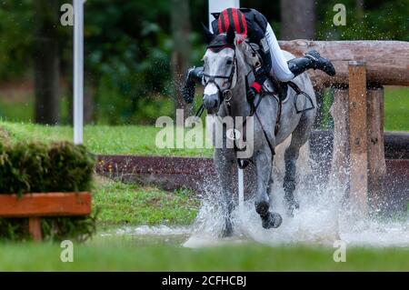 Raeford, North Carolina, USA. September 2020. 5. September 2020 - Raeford, North Carolina, USA - ANDI LAWRENCE reitet Cooley Northern Mist kommt aus ihren Steigbügeln, erholt sich aber während des Langlaufens bei den Five Points Horse Trials, 5. September 2020 im Carolina Horse Park in Raeford, N.C. Die Pferdeprüfung besteht aus drei verschiedenen Prüfungen - Dressur, Cross-Country und Springreiten, die in der Regel an einem oder zwei Tagen. Die Teilnehmer müssen während jeder Veranstaltung das gleiche Pferd reiten. Die Five Points Horse Trials ziehen Reiter und ihre Pferde aus dem Osten der Vereinigten Staaten an. (Kredit Stockfoto