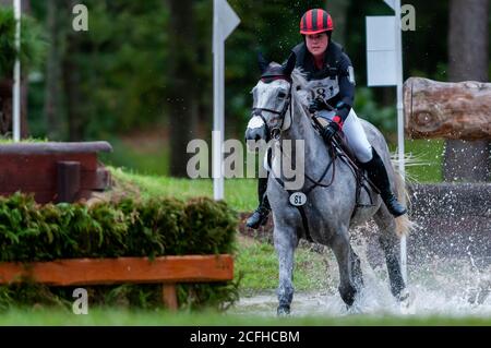 Raeford, North Carolina, USA. September 2020. 5. September 2020 - Raeford, North Carolina, USA - ANDI LAWRENCE reitet Cooley Northern Mist kommt aus ihren Steigbügeln, erholt sich aber während des Langlaufens bei den Five Points Horse Trials, 5. September 2020 im Carolina Horse Park in Raeford, N.C. Die Pferdeprüfung besteht aus drei verschiedenen Prüfungen - Dressur, Cross-Country und Springreiten, die in der Regel an einem oder zwei Tagen. Die Teilnehmer müssen während jeder Veranstaltung das gleiche Pferd reiten. Die Five Points Horse Trials ziehen Reiter und ihre Pferde aus dem Osten der Vereinigten Staaten an. (Kredit Stockfoto