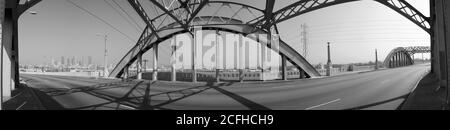 Los Angeles, Kalifornien, USA - August 2002: Schwarz-weiß archivierte Panoramasicht auf die alte 6th Street Brücke über den FLUSS LA. Die Brücke wurde 2018 abgerissen. Stockfoto