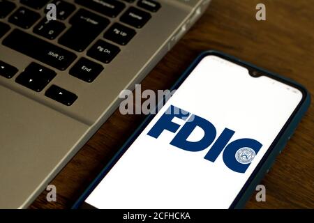 In dieser Abbildung ist das Logo der Federal Deposit Insurance Corporation (FDIC) auf einem Smartphone zu sehen. Stockfoto